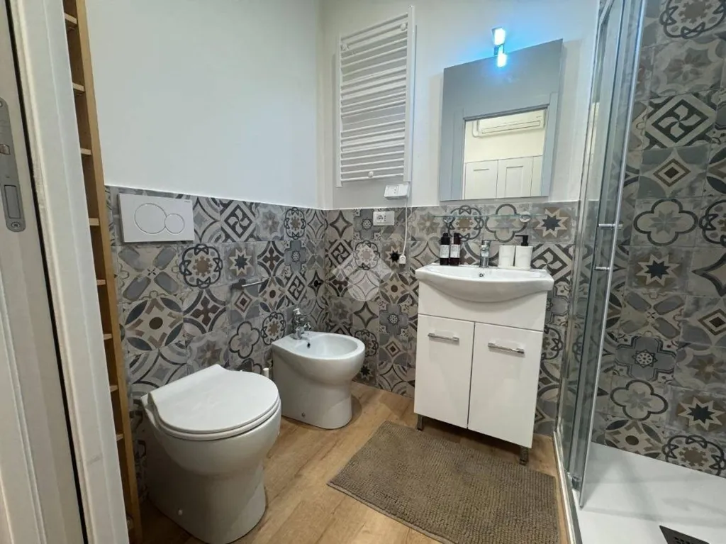 Salles de bain - Renovated Ground Floor Apartment in Cenisia