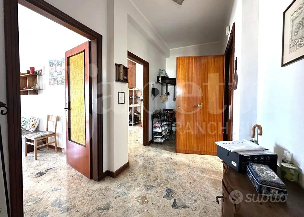 Esik - Spacious Flat with Double Balcony in Avola