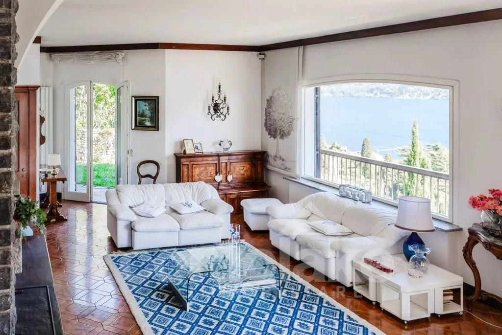 Living Room - Luxury Villa with Lake Views in Moltrasio