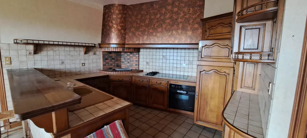 Cuisine - Maison avec Vue Dégagée sur les Hauteurs d'Objat