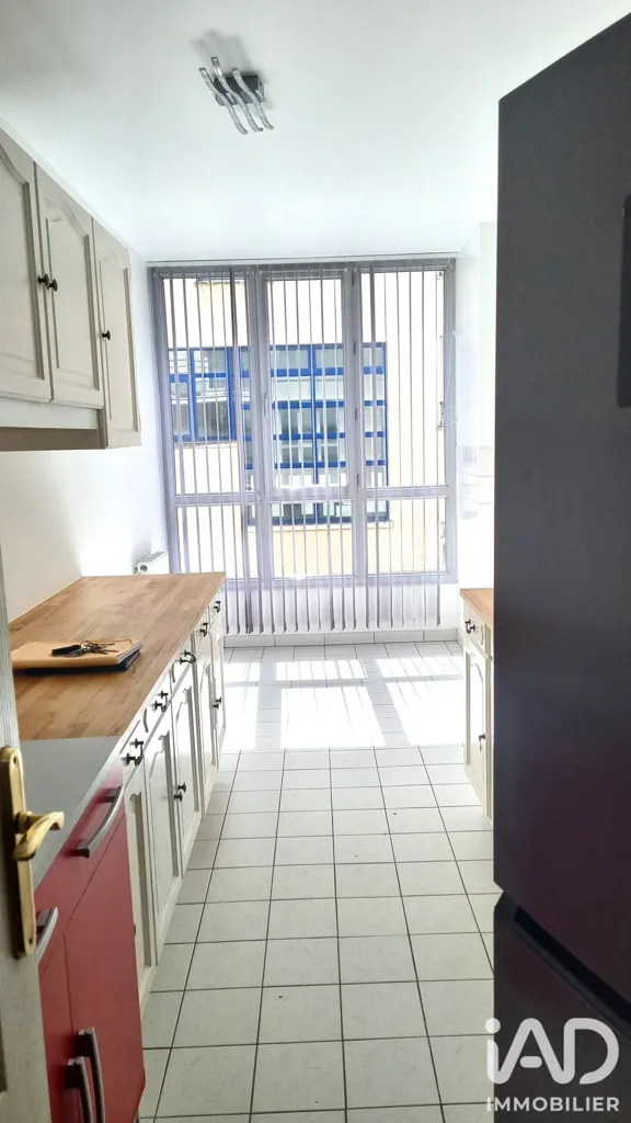 3-Bedroom Apartment with Balcony in Compiègne