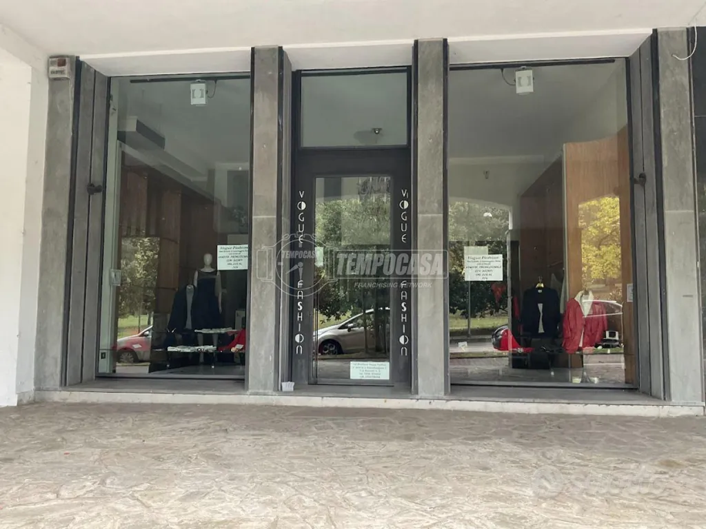 Entrée - Central Retail Unit with Parking in Salsomaggiore Terme