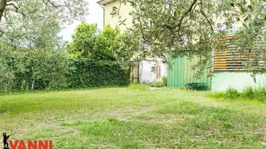 Aed - Rustic Triplex with Garden in Cecina