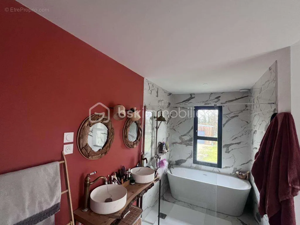 Salles de bain - Maison Contemporaine avec Piscine près de Coutras