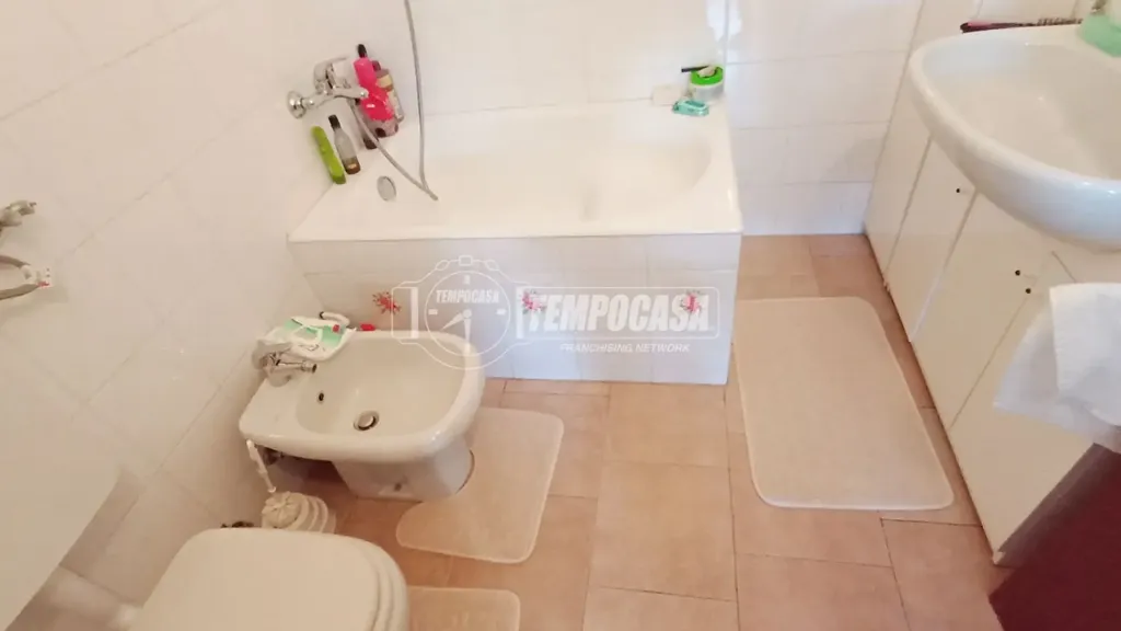 Vannitoad - Spacious Apartment with Balcony in Cesate
