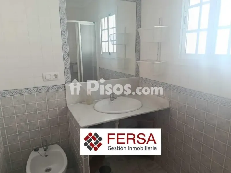 Bathrooms - Ample Chalet with Pool on Carretera de Sanlúcar-Sudamérica