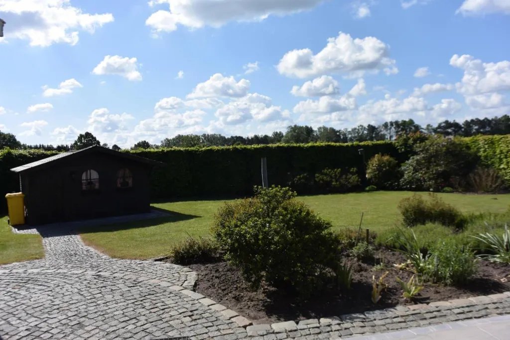 Jardin - Villa avec Terrasse et 4 Façades à Proximité