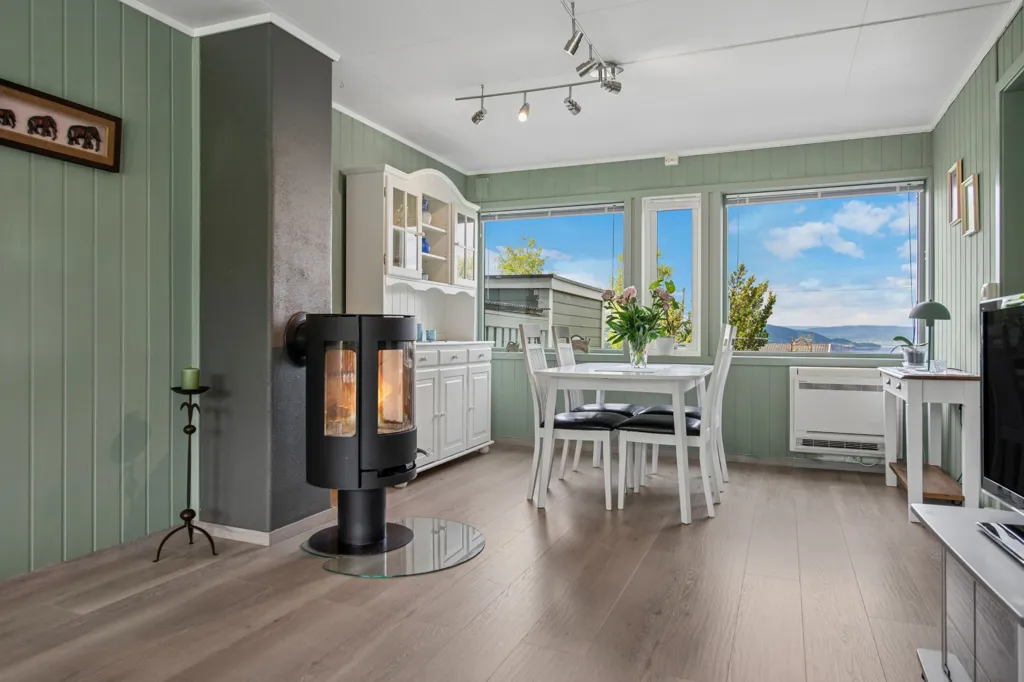 Séjour - Modernised Terraced House with Mjøsa View in Gjøvik