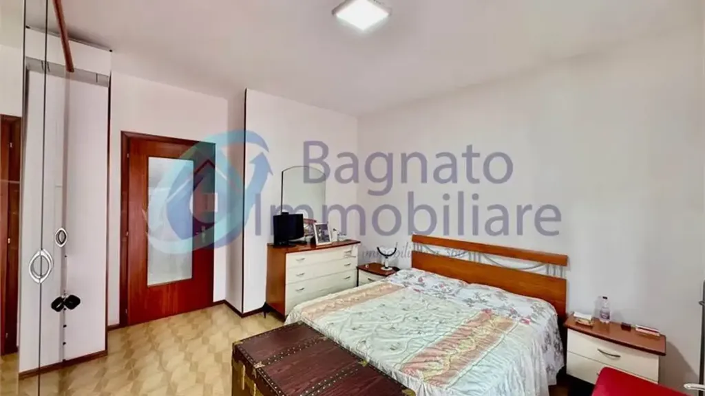 Chambres - Three-Bedroom Apartment with Balcony in Novara