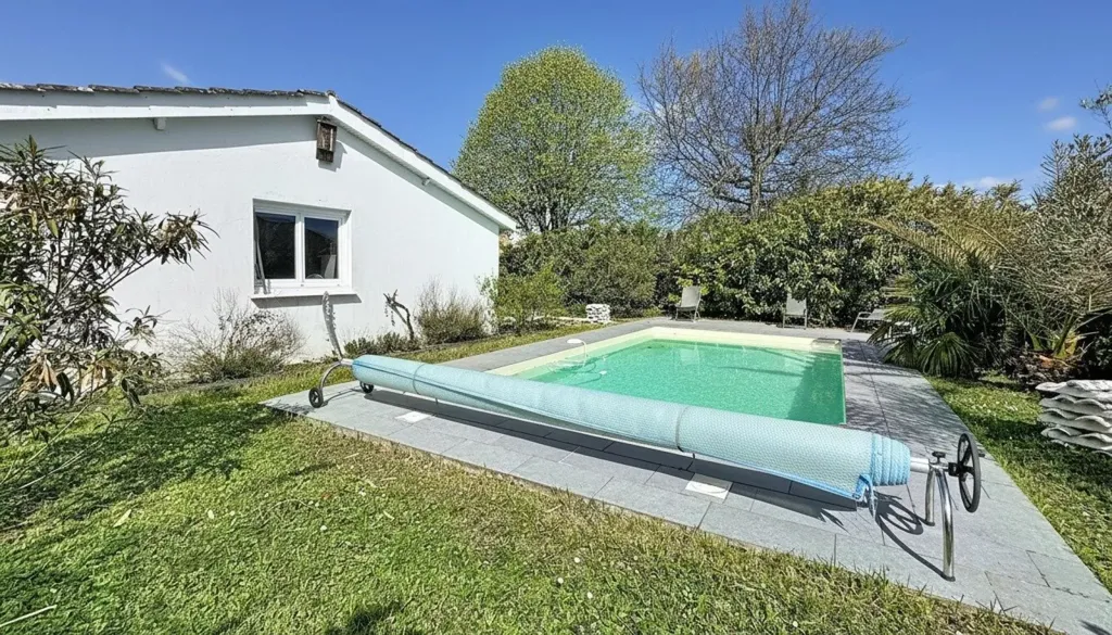 Piscina - Renovated House with Pool in Merignac