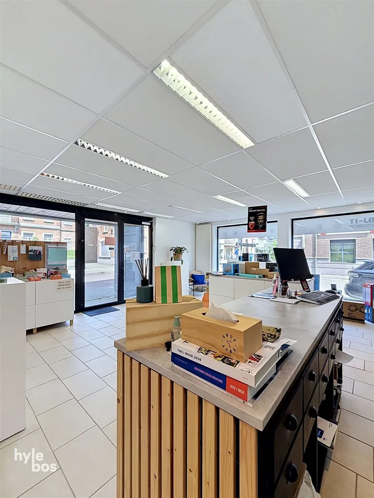 Kabinet - Commercial Unit with Large Windows in Belsele