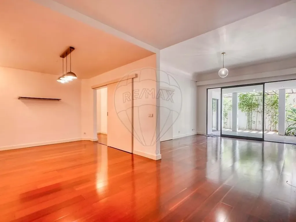 Séjour - Lisbon Condo with Terrace and Fireplace