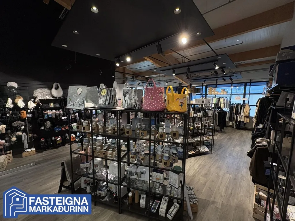 Rooms - Fashion Retail Unit in Borganes