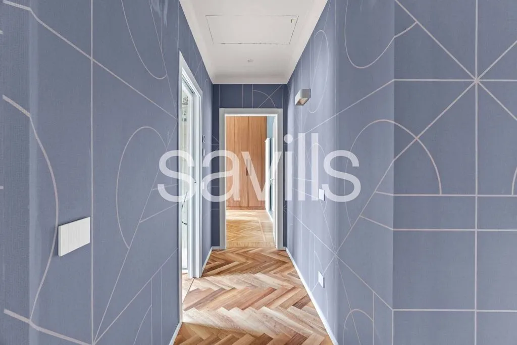 Entrée - Restored Triplex with Balcony in Milan