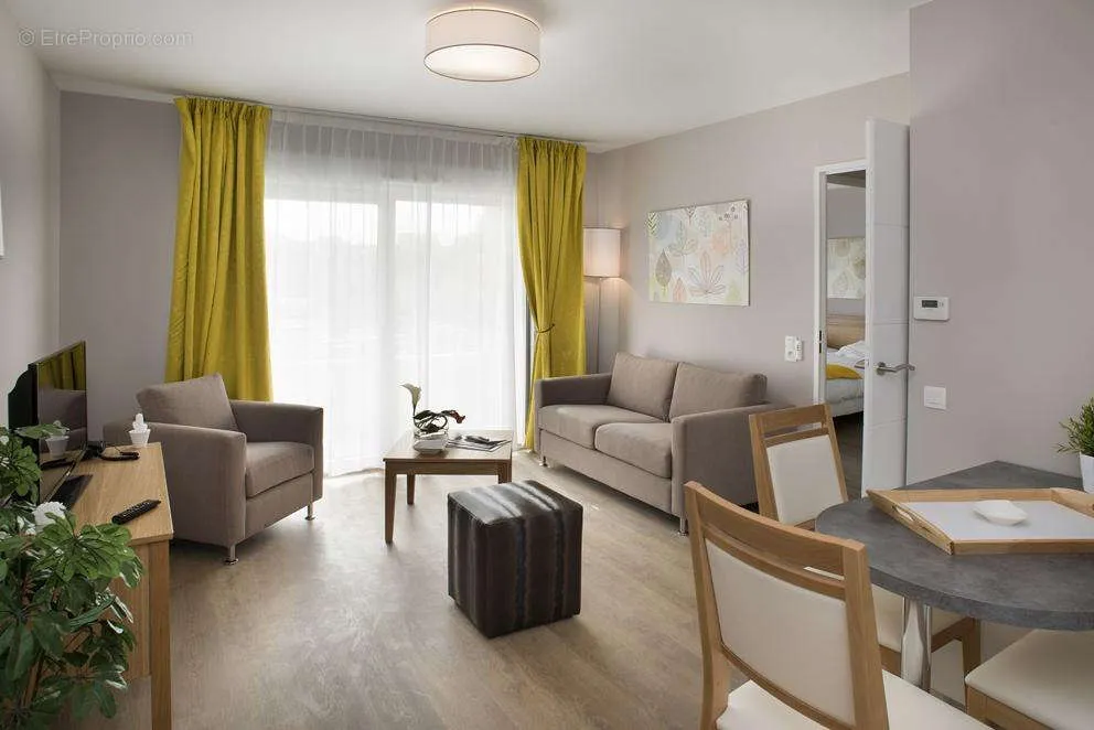 Elutuba - Investment Apartment with Loggia in Orange