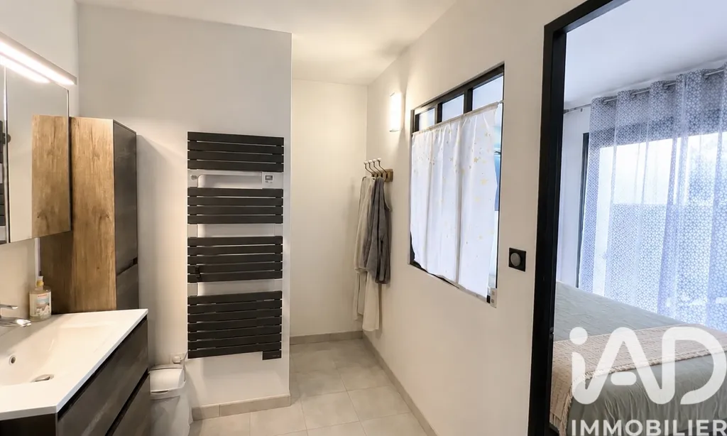 Bathrooms - Contemporary House with Pool in Pont-Saint-Esprit