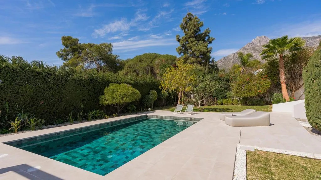 Piscine - Luxury Villa with Sea Views in Golden Mile