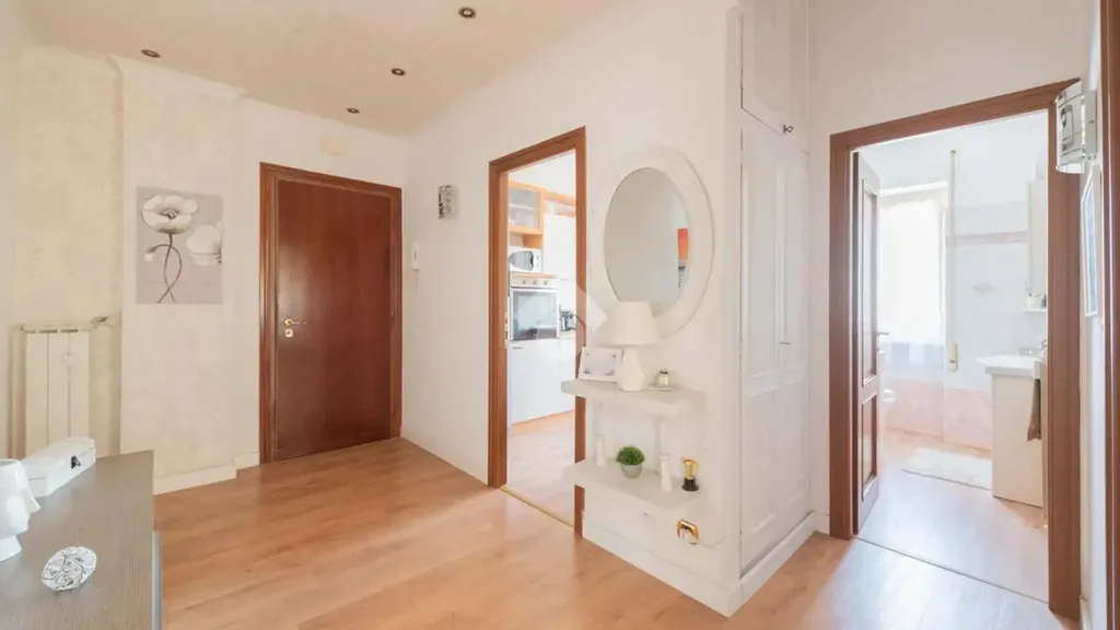 Entrée - Apartment with Triple Exposure in Rome