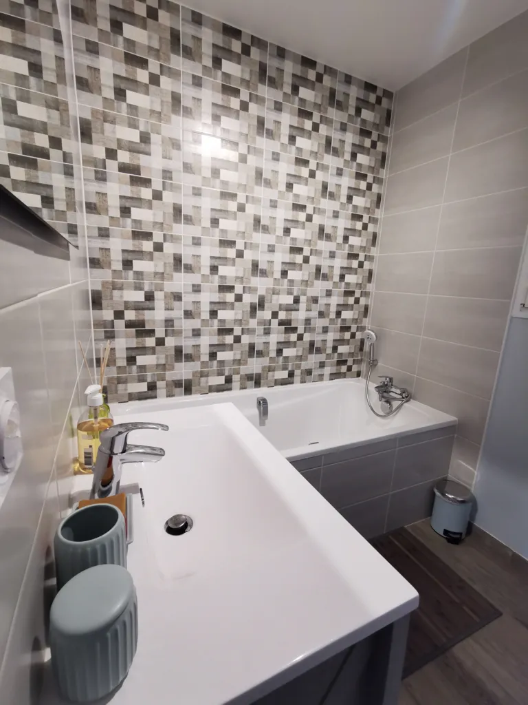 Bagni - Contemporary Villa with Pool in Parkland