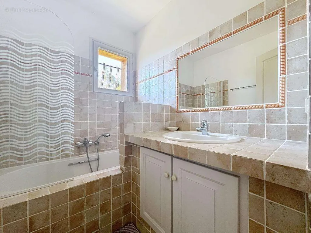 Salles de bain - Propriété Provençale avec Piscine et Jardin Paysager