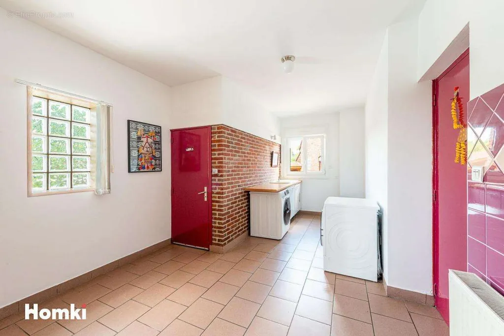 Buanderie - Maison avec Piscine Chauffée à Oisy