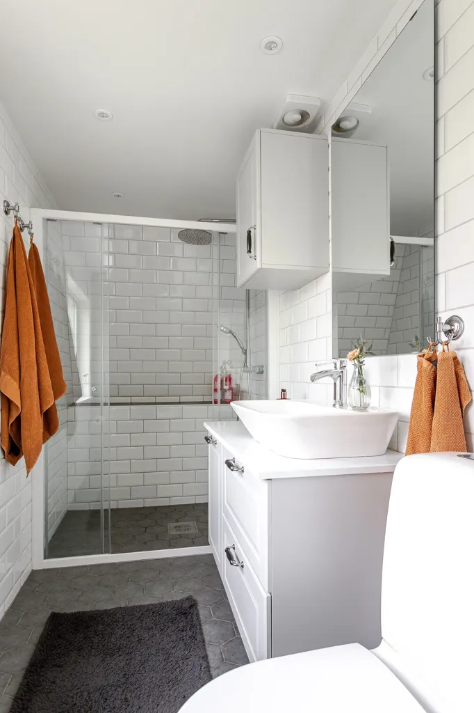 Vannitoad - Charming Red Cottage with Garage in Jönköping