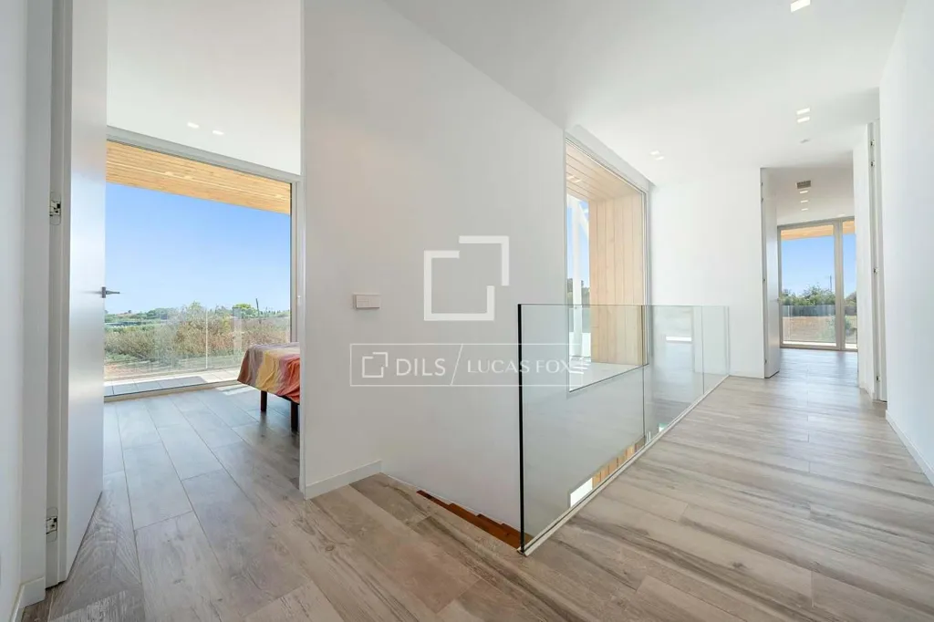 Esik - Modern House with Pool in Reus