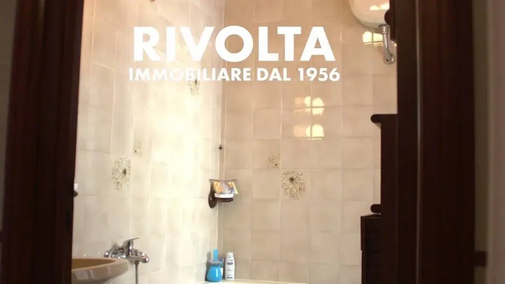 Salles de bain - Three-Storey House with Shop in San Giuseppe Vesuviano