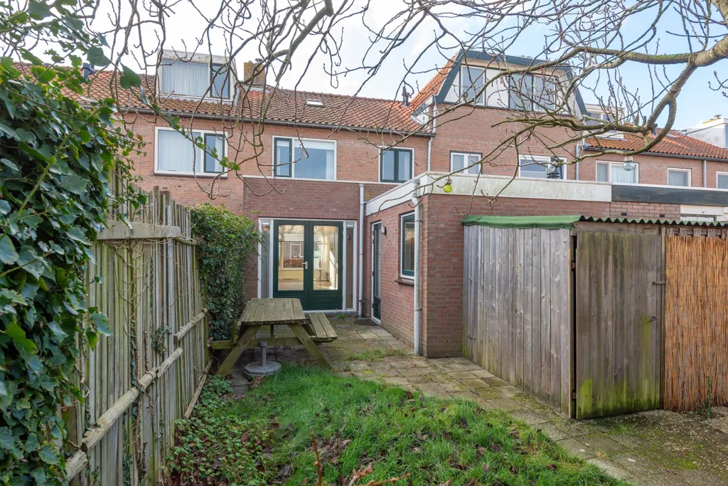 Aed - Spacious Renovated Semi-Detached House in Heiloo