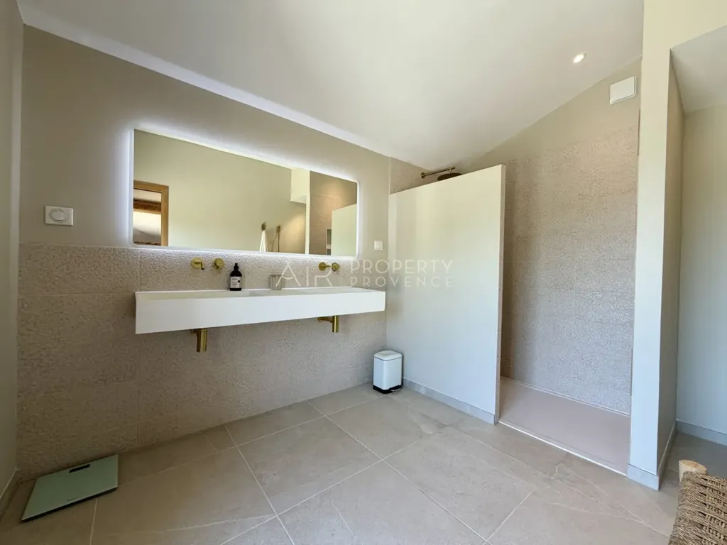 Salles de bain - Villa Rénovée avec Piscine à Cadenet