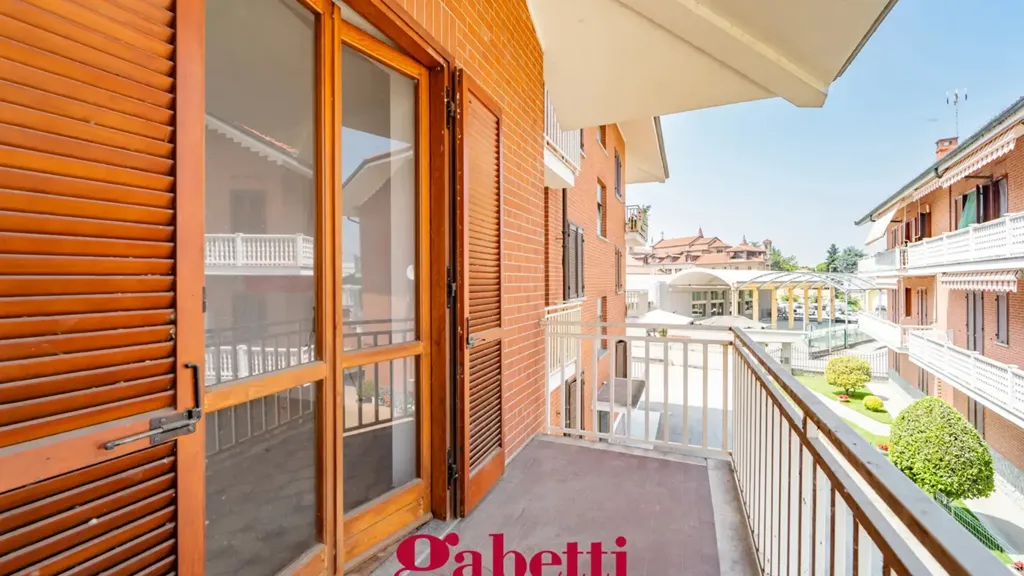 Rõdu - First-Floor Flat with Two Balconies in Cavallermaggiore