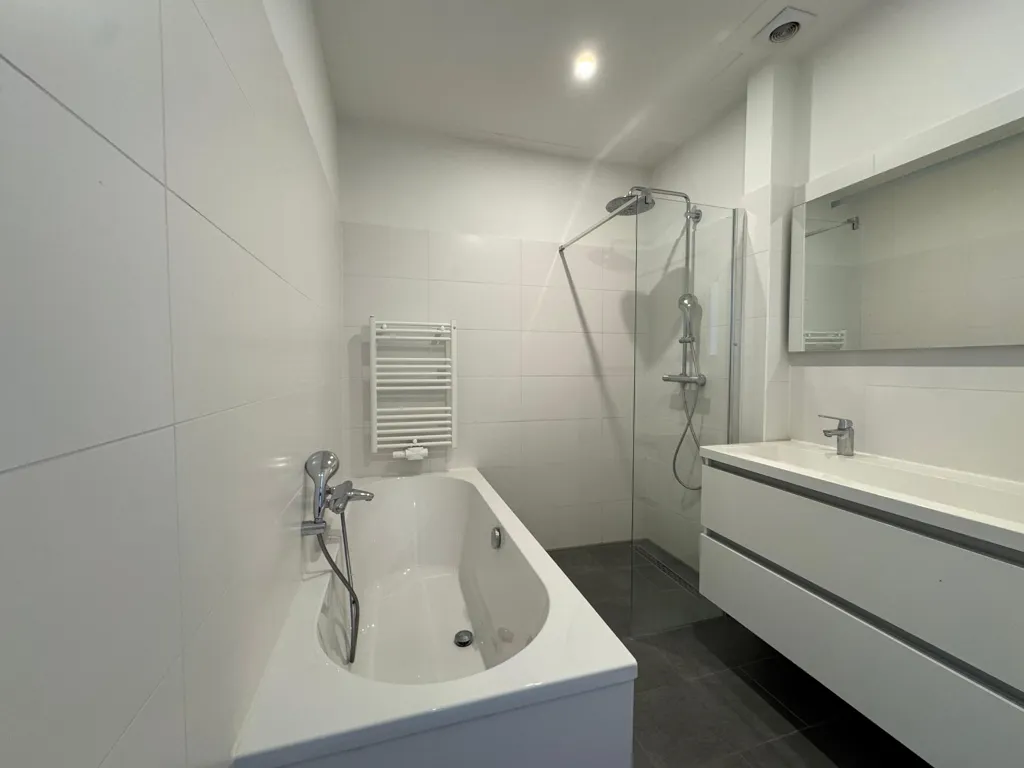 Salles de bain - High-Quality Renovated Apartment in Stadionbuurt