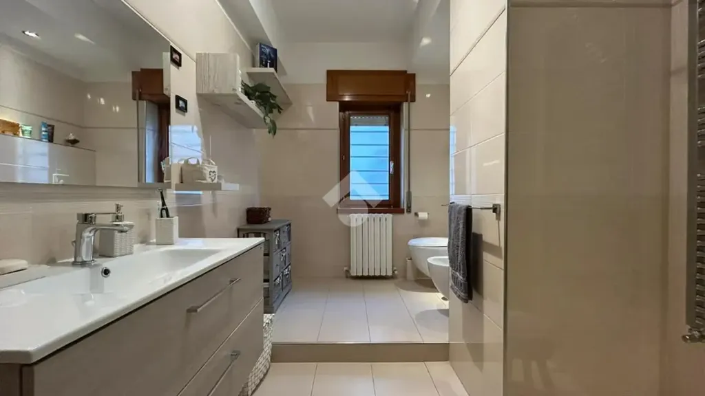 Bagni - South-Facing Apartment with Balcony in Cosenza