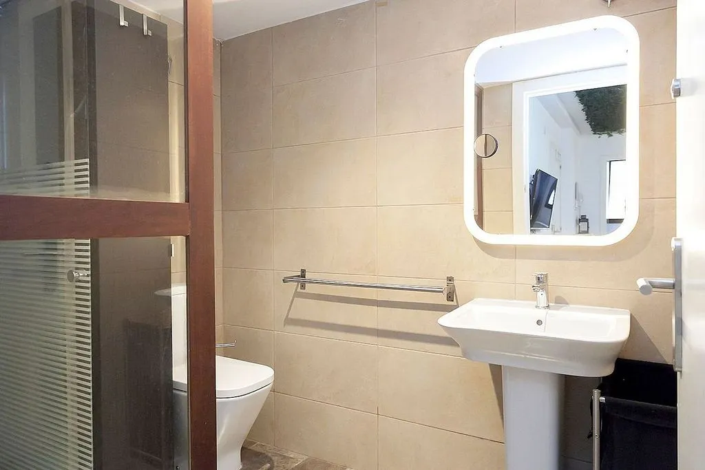 Bathrooms - Duplex with Terrace in La Salut, Barcelona