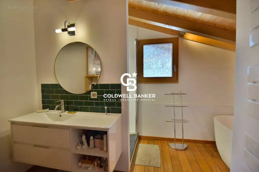 Vannitoad - Mixed-Use Property with South-Facing View in Les Houches