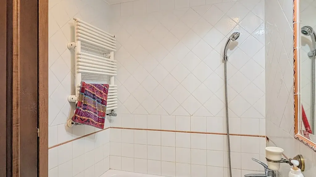 Salles de bain - Historic Trilocale in Nettuno's Medieval Quarter