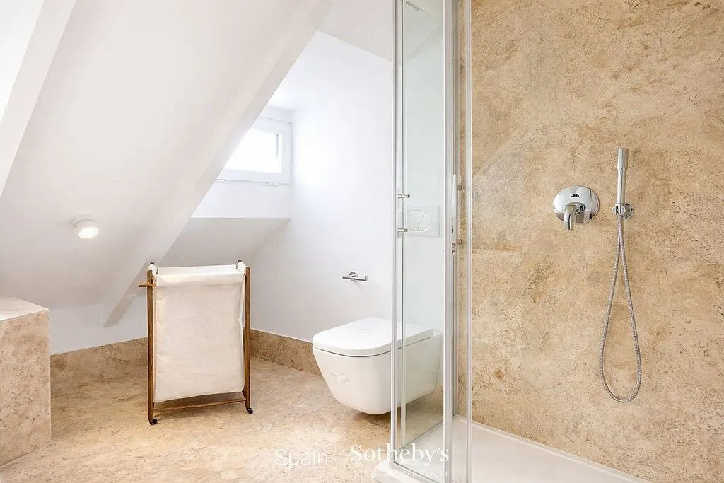 Bathrooms - Contemporary Flat with Terrace in Salamanca