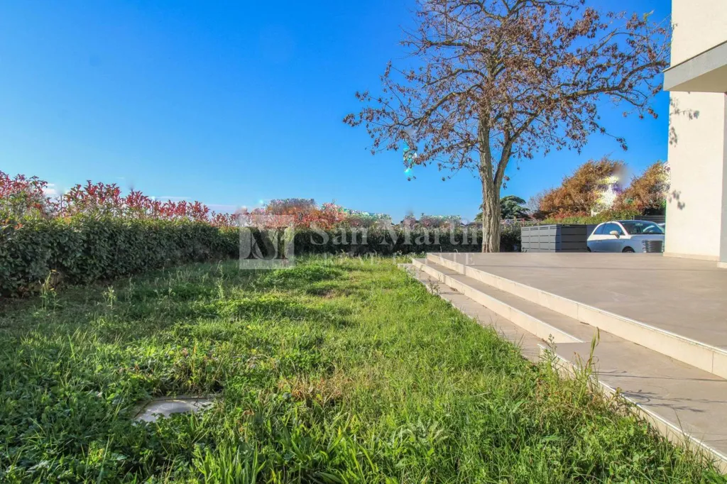 Aed - Modern House with Private Garden in Poreč Centre