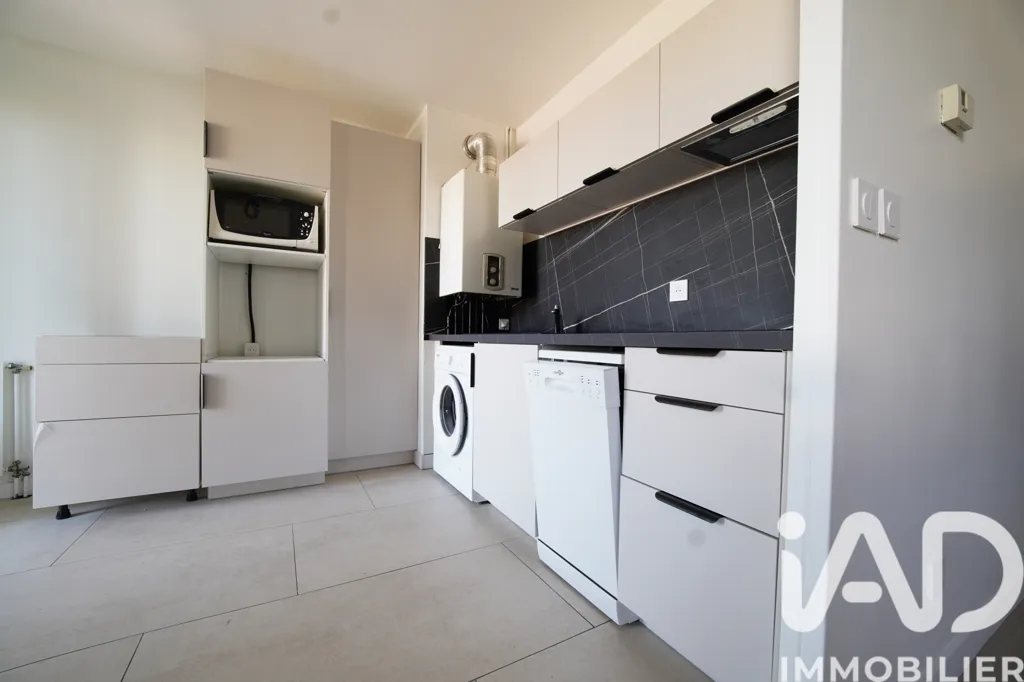 Köök - Renovated 2-Bed Flat with Mezzanine in Valence