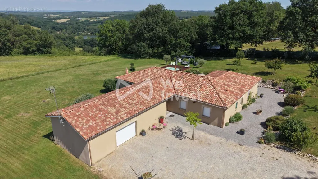 Õhuvaade - Country House with Pool in Parisot