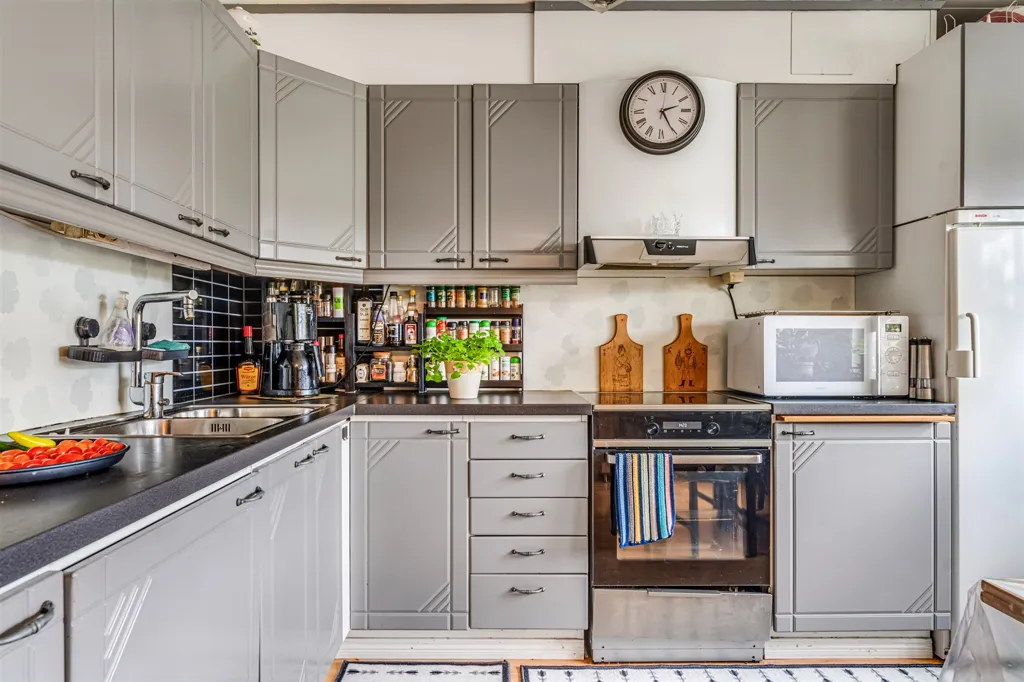 Cuisine - Bright Three-Bedroom Flat with Balconies in Ekeby