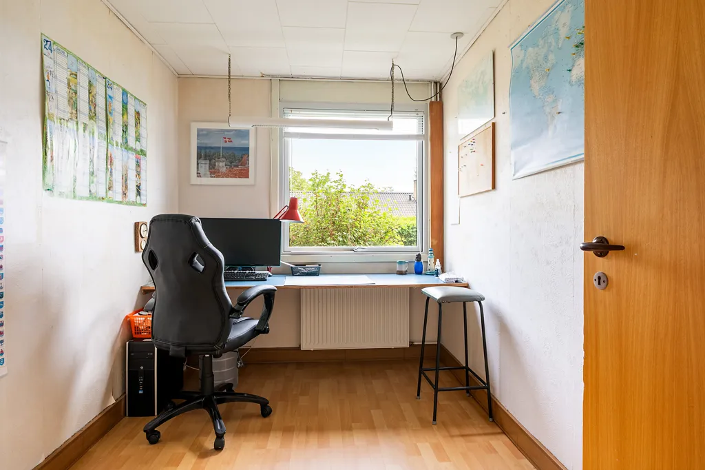 Bureau - 1976 Villa with Garden in Svendborg