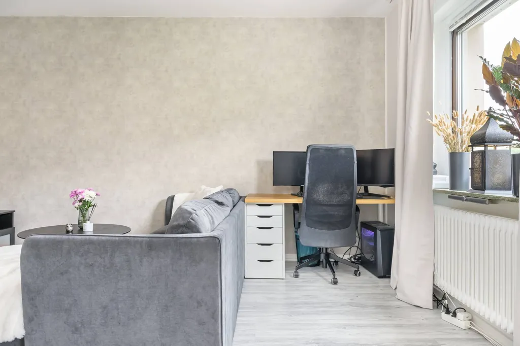 Bureau - Efficient One-Bedroom Flat in Haga, Norrköping
