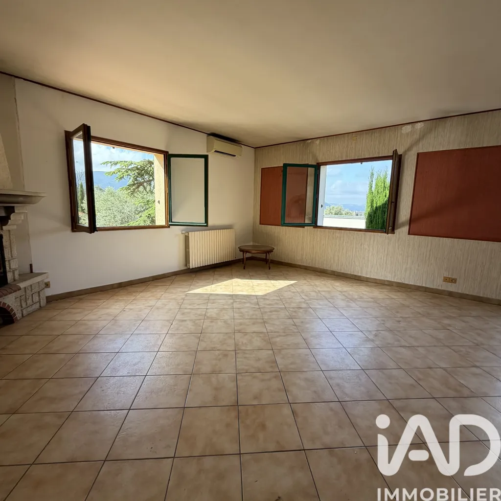 Séjour - Maison avec Fort Potentiel et Grand Terrain à Marseille