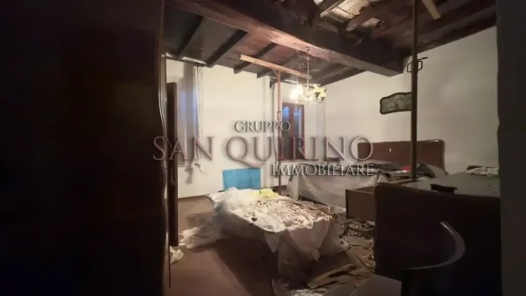 Stanze - Villa da ristrutturare con giardino a Pomponesco