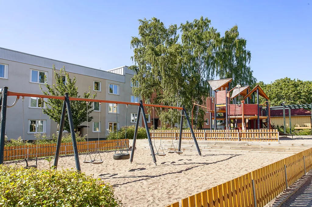 Jardin - 3.5-Bedroom Flat with Glazed Balcony in Täby