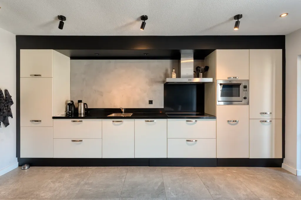 Cuisine - Modernised Semi-detached House in Lutten