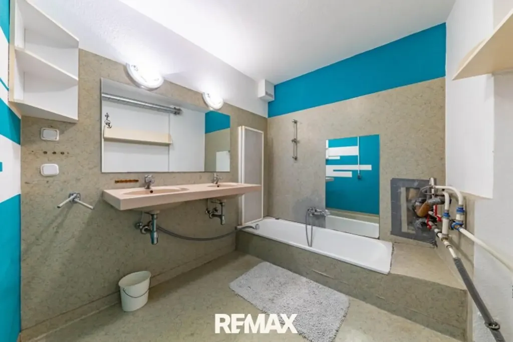 Bathrooms - Mixed-Use Property with Swimming Pool near Vienna