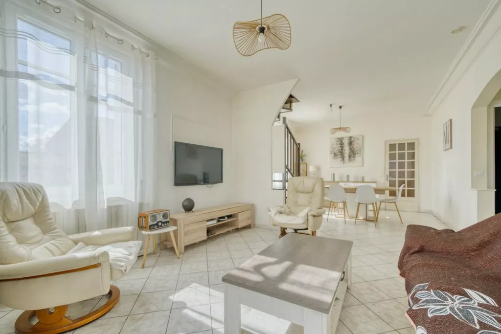 Elutuba - Renovated House with Veranda in Saintes