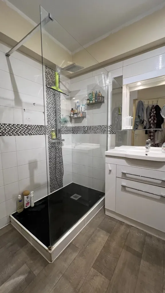 Bagni - Spacious 2-Bed Flat with Private Parking in Plaisir